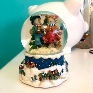 Ice-skating snow couple musical snow globe